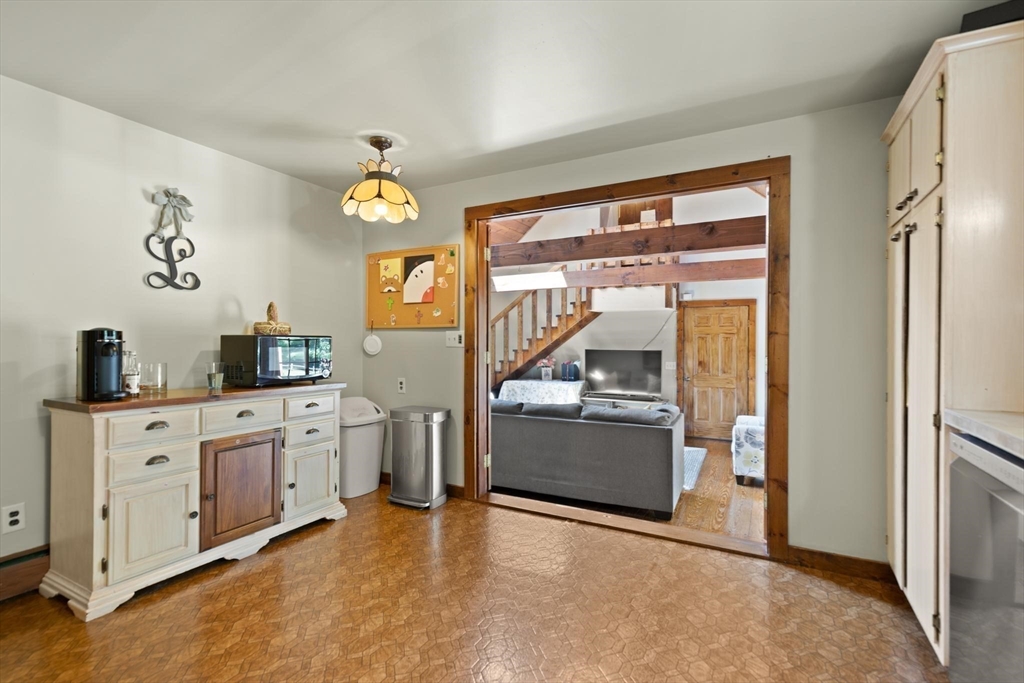 258 Warren St W Property Photo 8