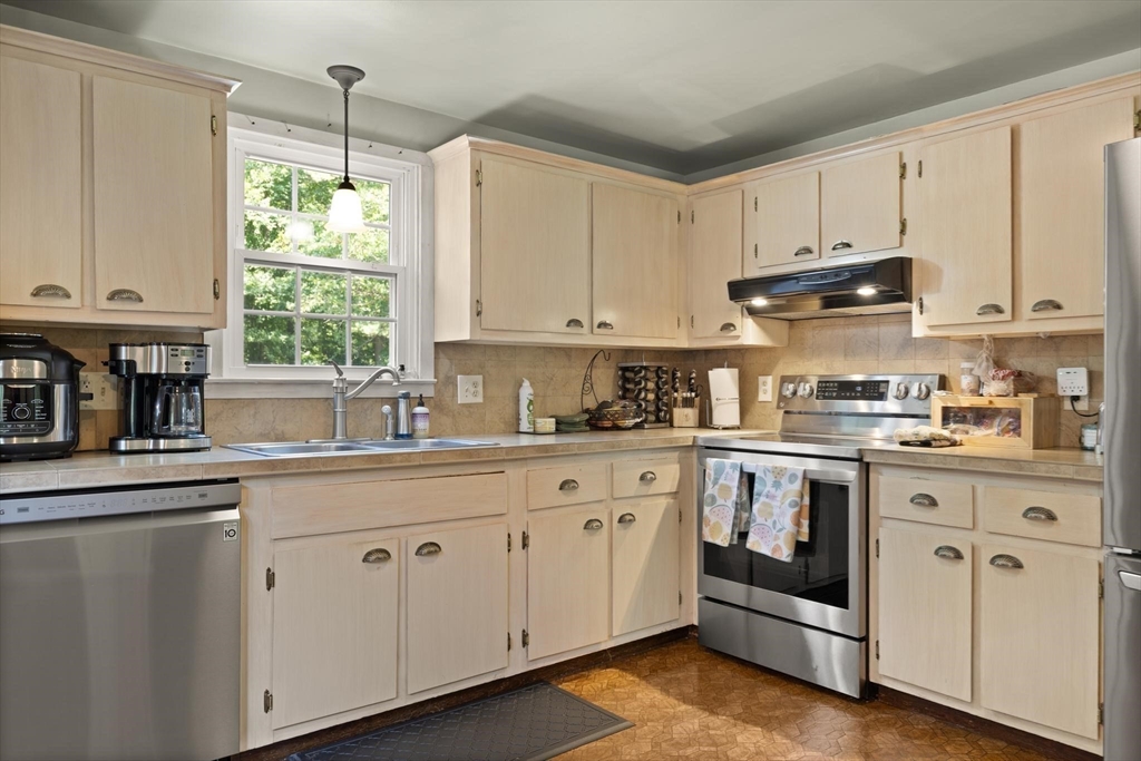 258 Warren St W Property Photo 11