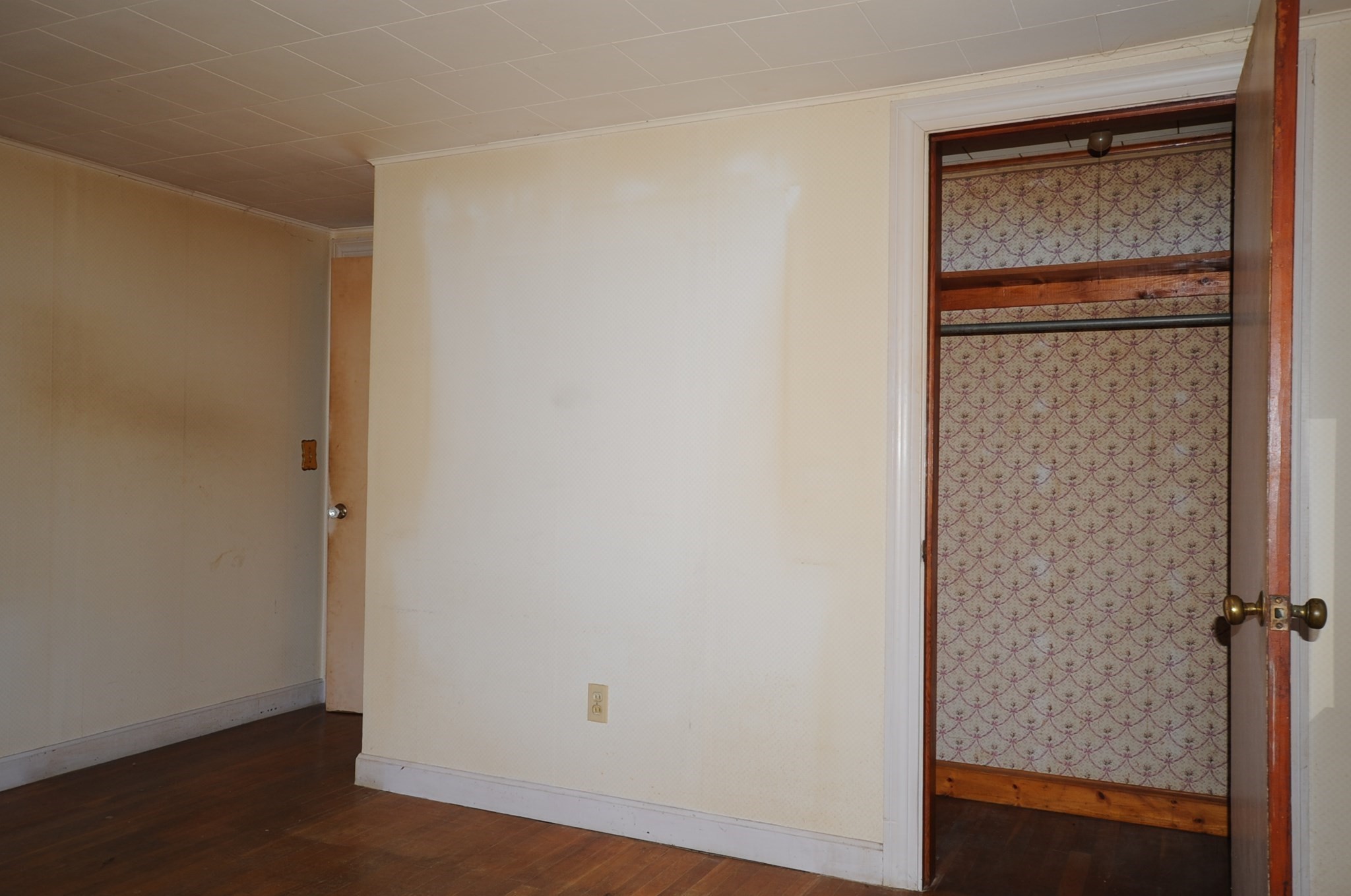 28 Pleasant St Property Photo 9