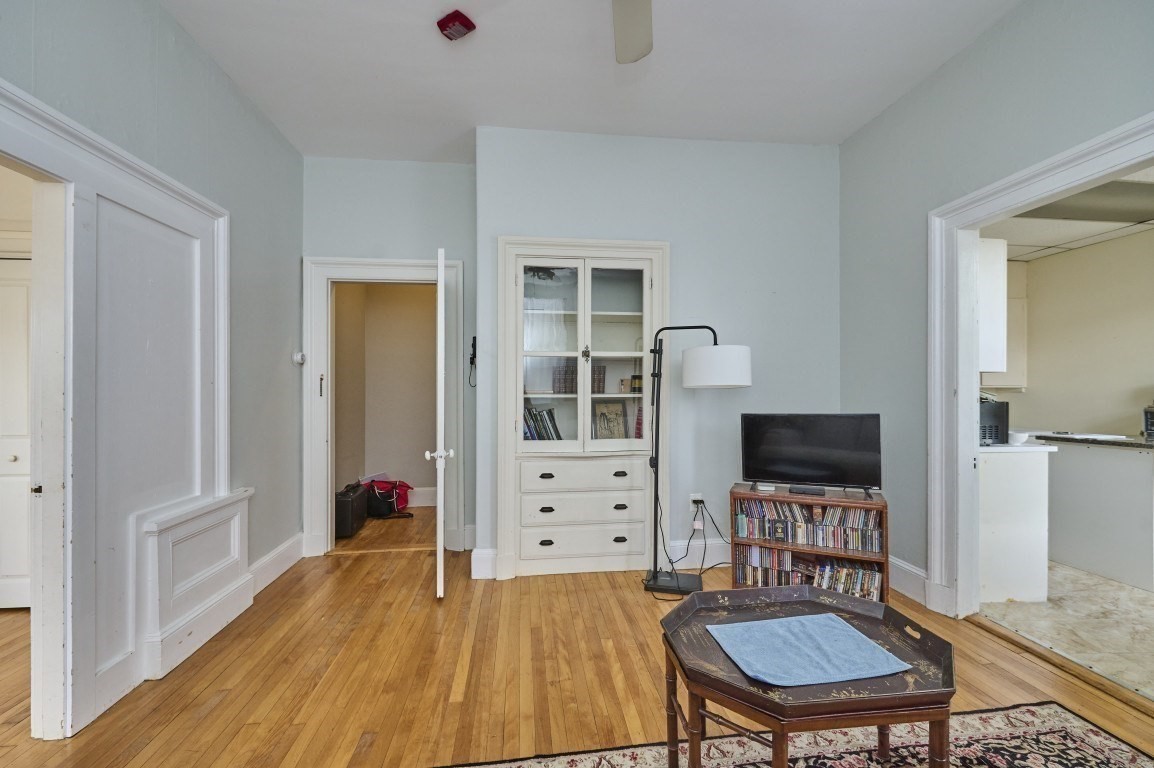 408-410 Crescent St Property Photo 19