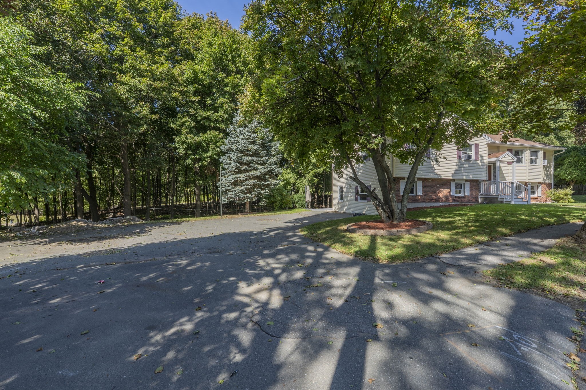 2 Yale St Property Photo 4