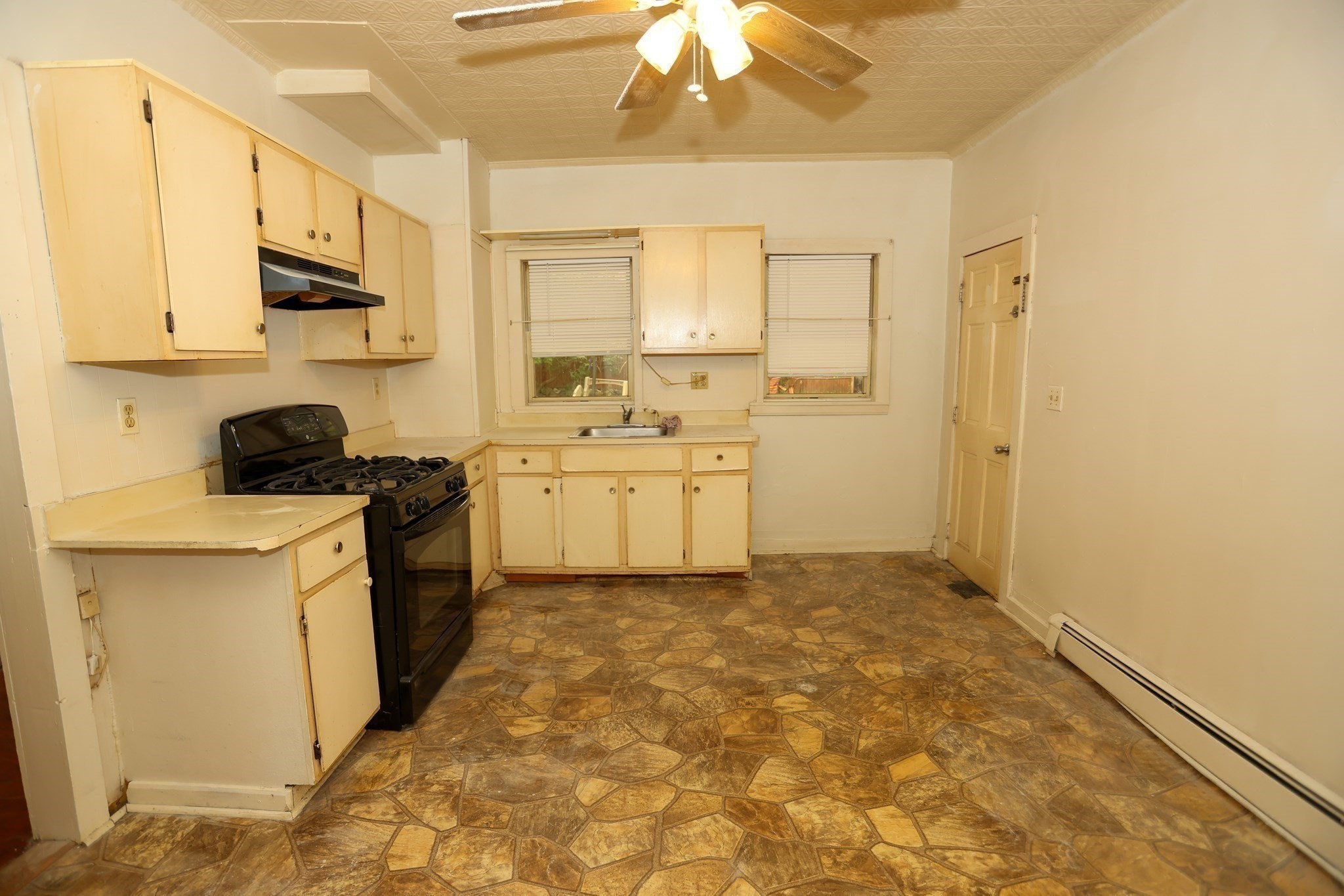 22-24 Floyd St Property Photo 10