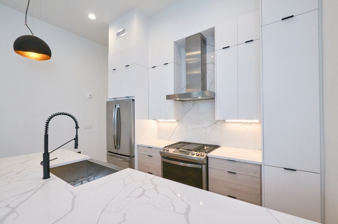 360 Meridian St # 5 Property Photo 2