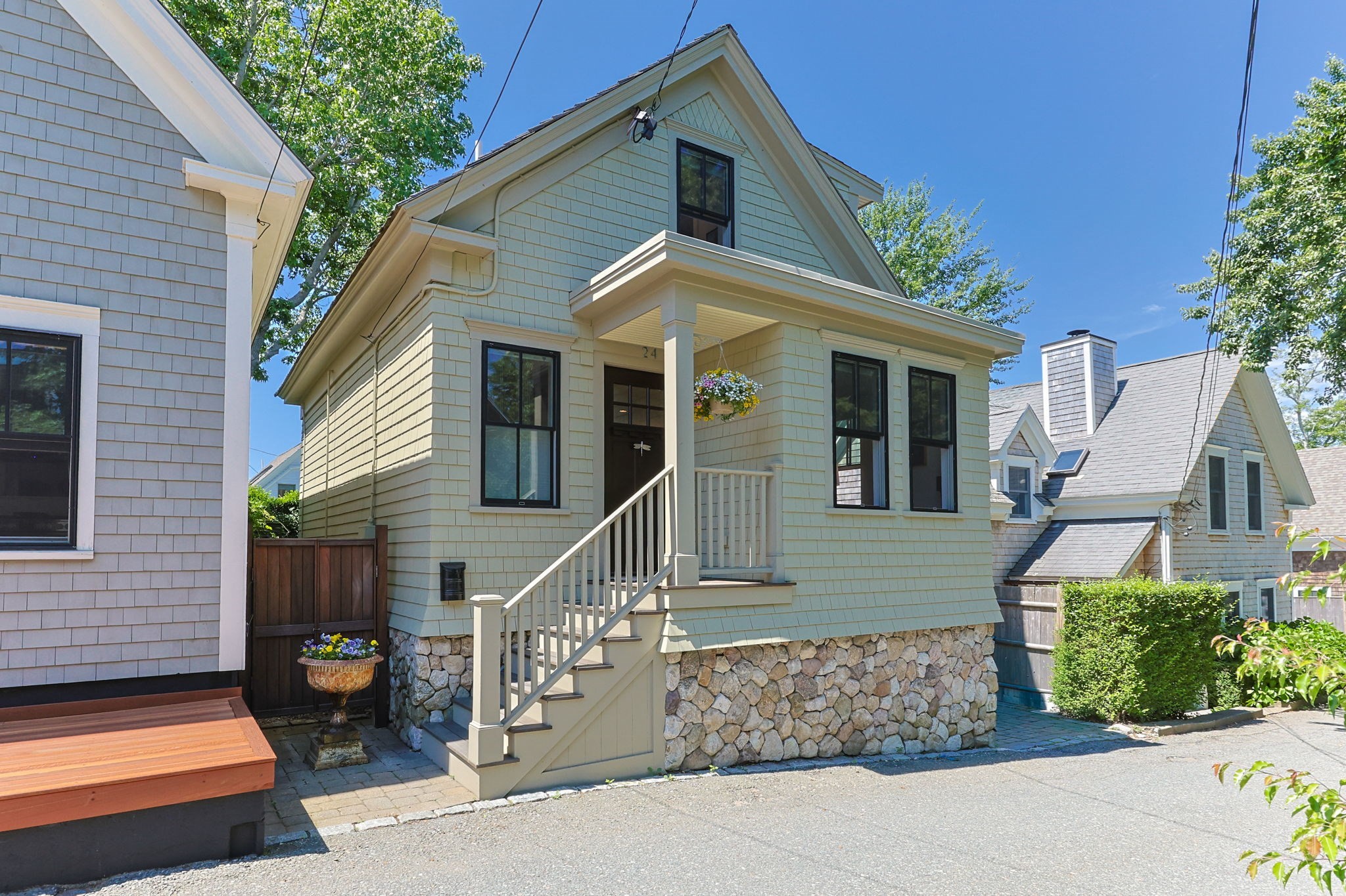 24 Cottage St Property Photo 1
