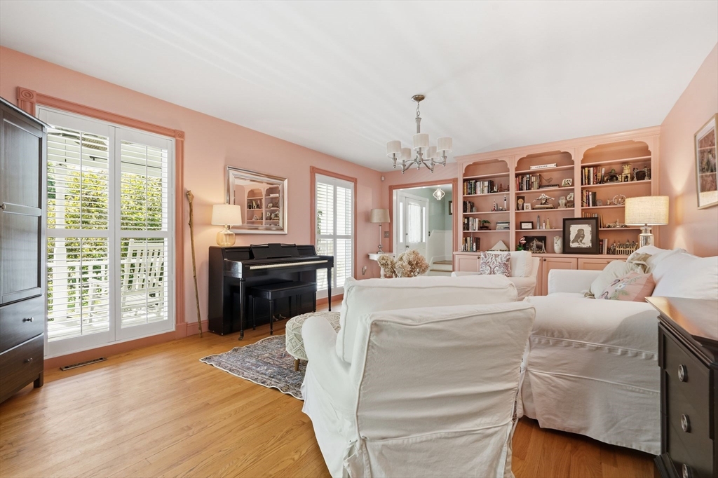 36 Woodlot Rd Property Photo 7