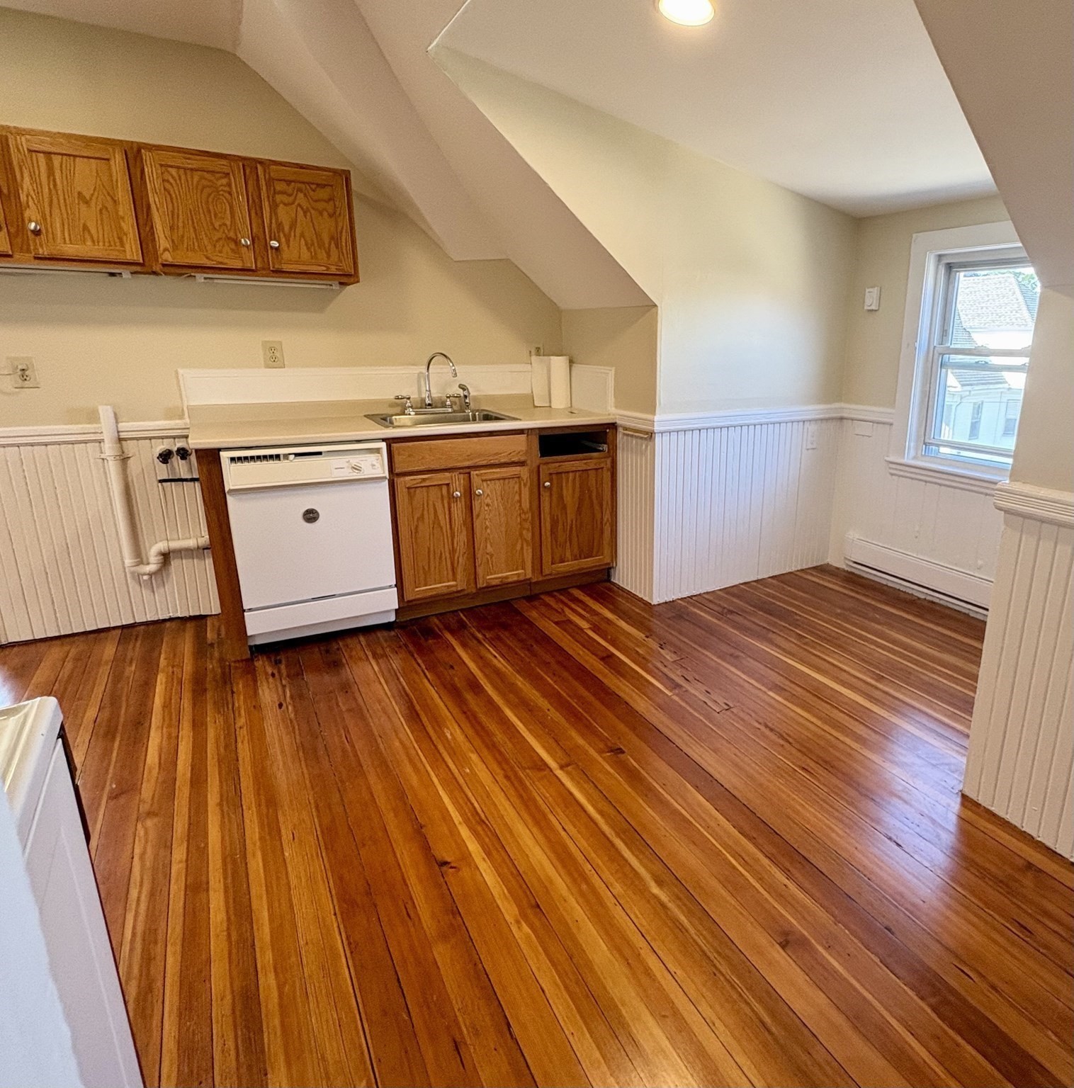 137 Whitwell St # 3 Property Photo 6