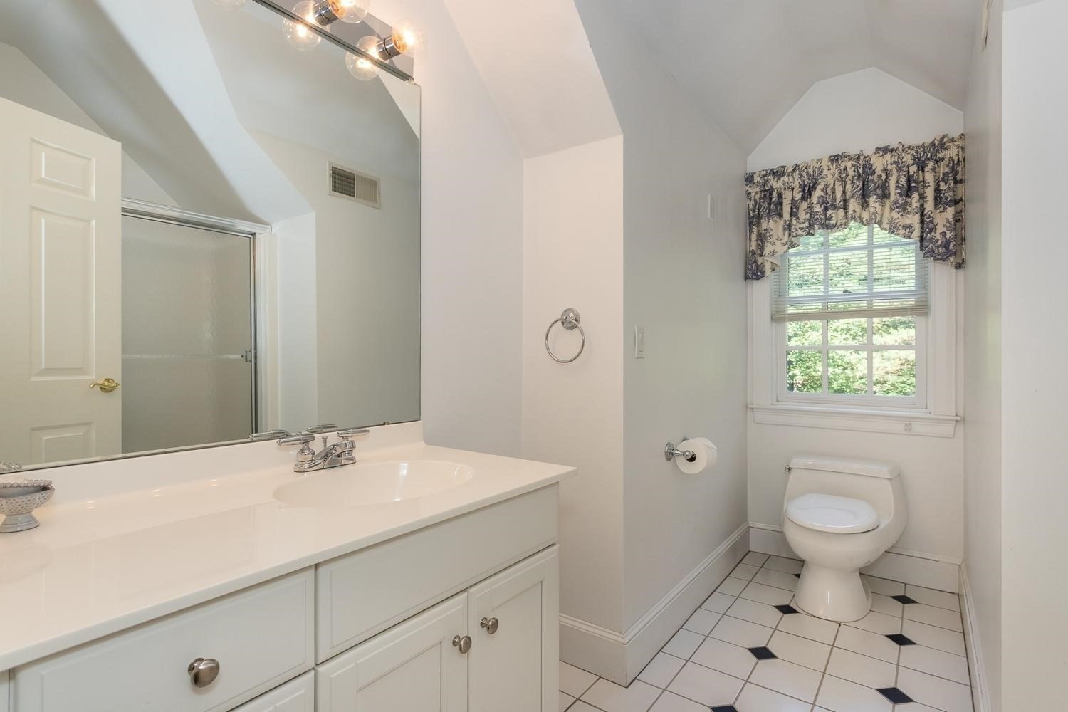 480 York Street Property Photo 31