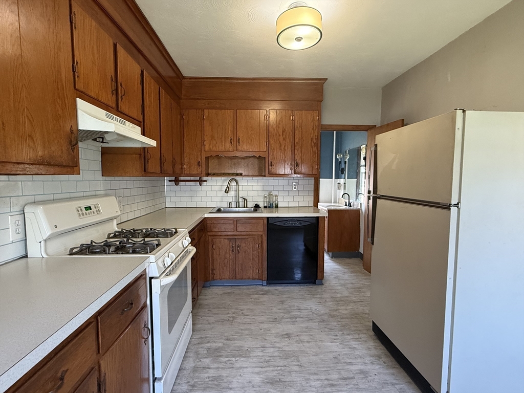 452-454 Meadow Street Property Photo 6