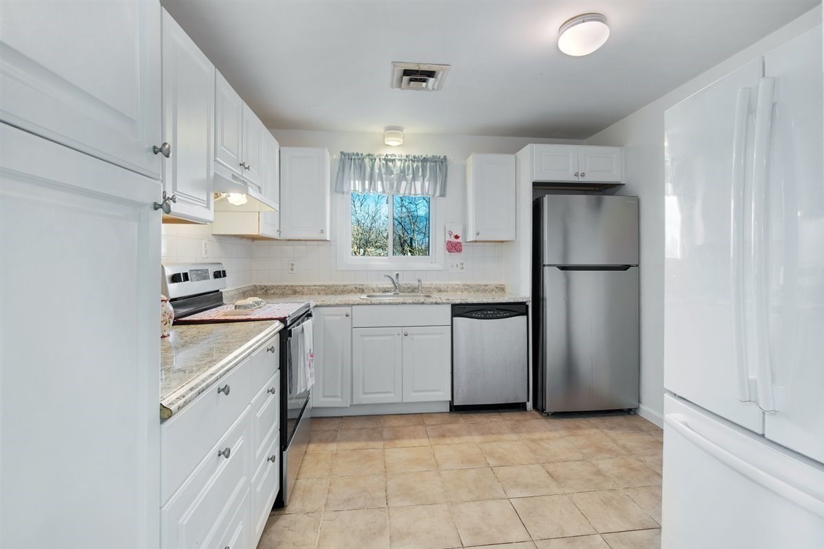 15 Oak Neck Rd # 11 Property Photo 11