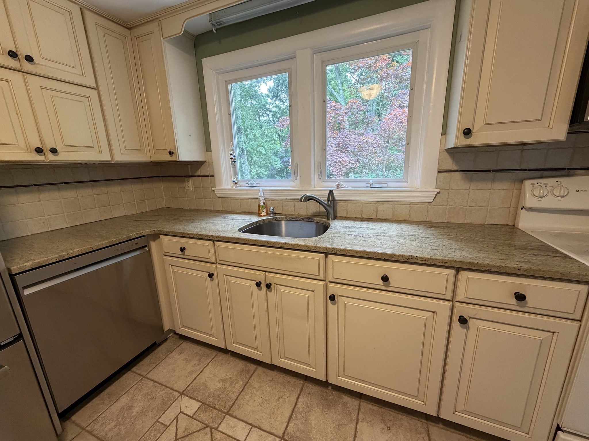 7 Wayne Dr Property Photo 4