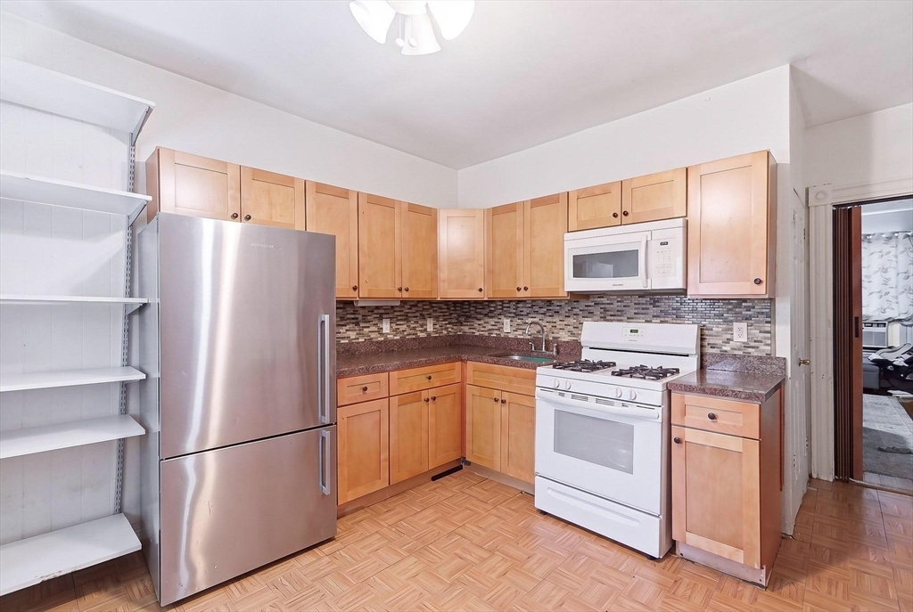 259 Chelsea St Property Photo 7
