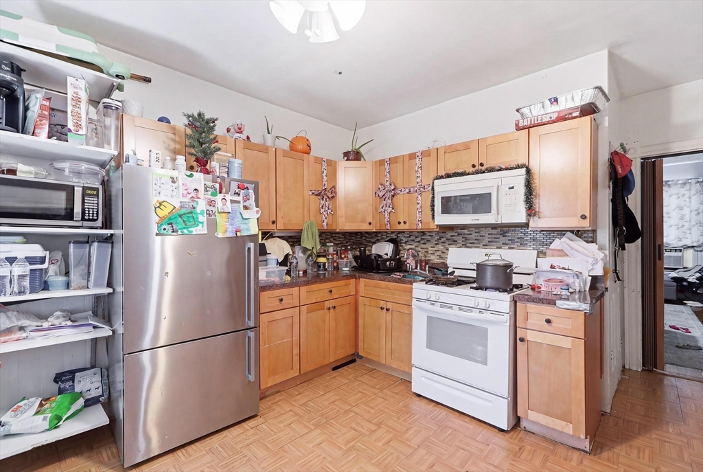 259 Chelsea St Property Photo 8