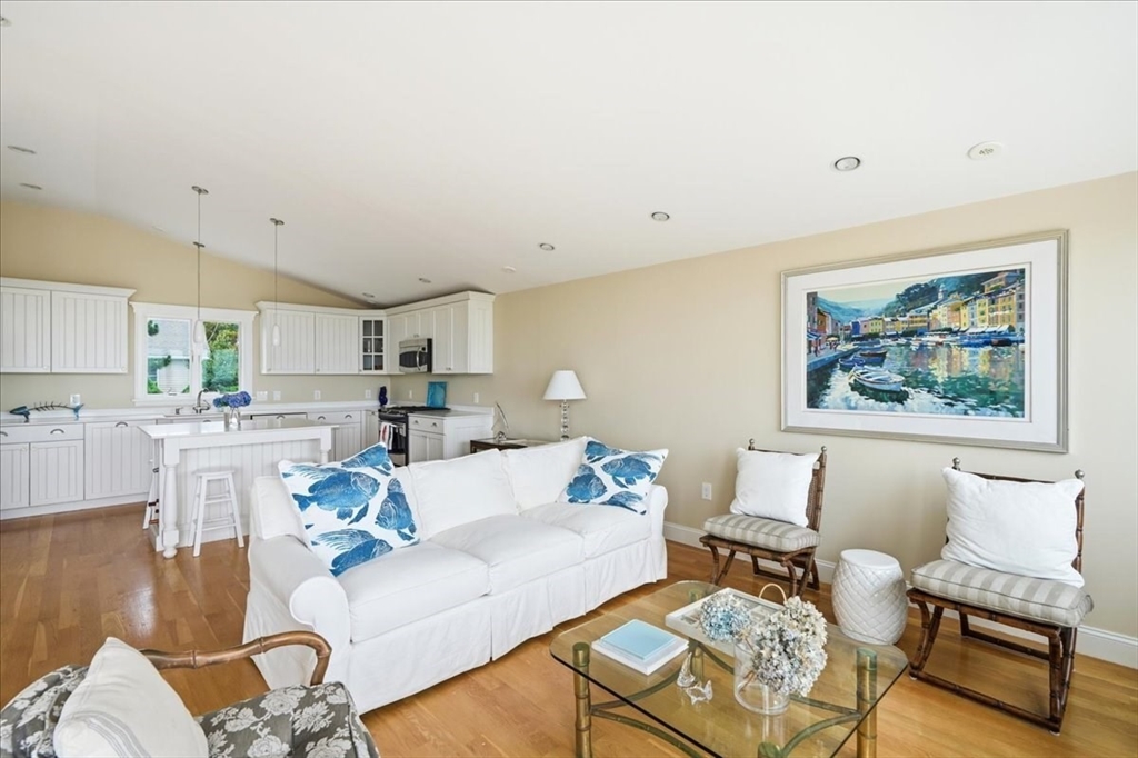 163 Beach Ave Property Photo 6