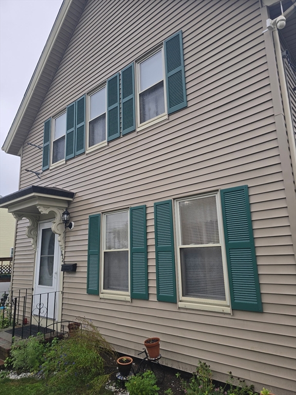 114 Oak St Property Photo 1
