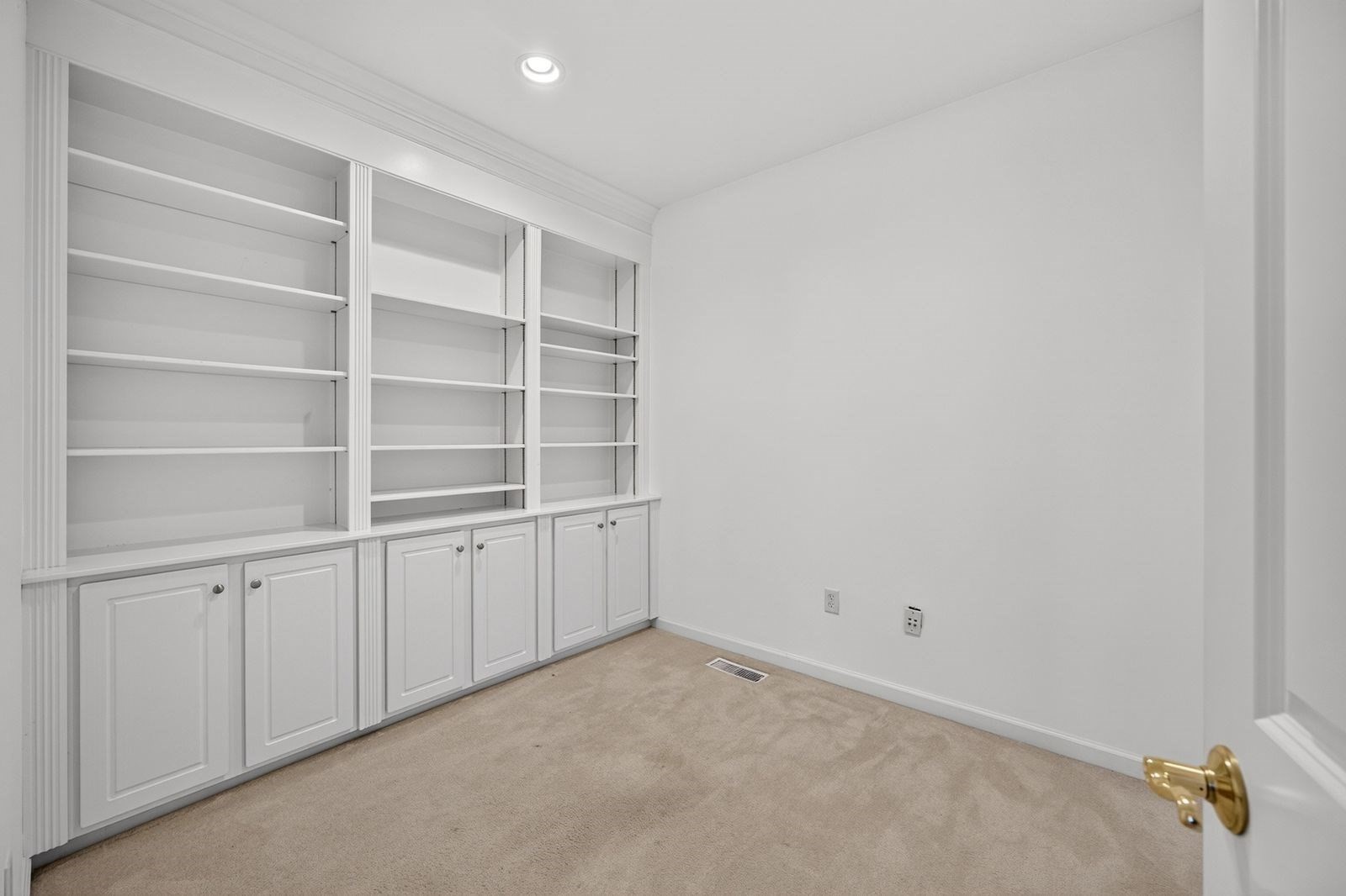 5 Highbank Trail Property Photo 15