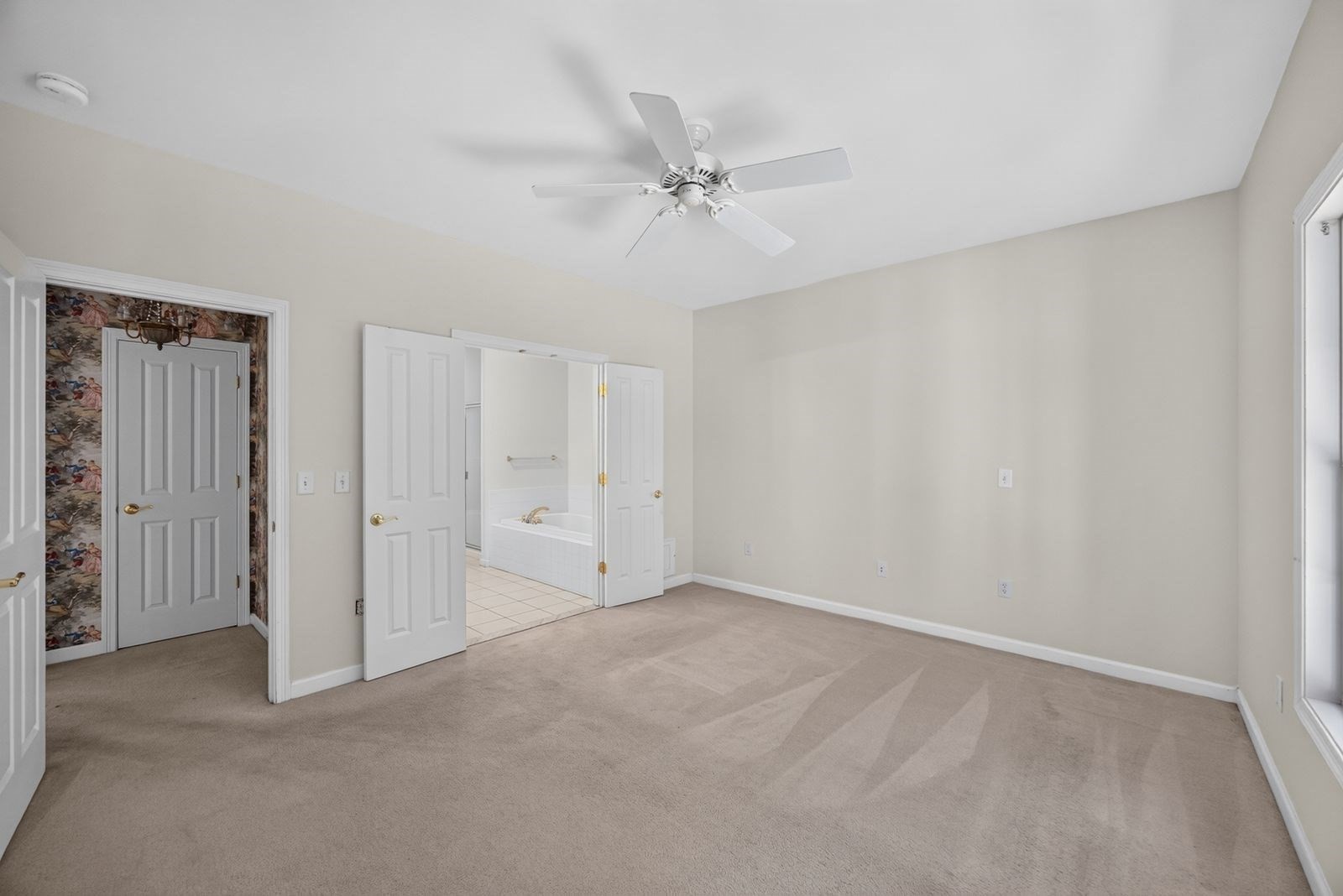 5 Highbank Trail Property Photo 19