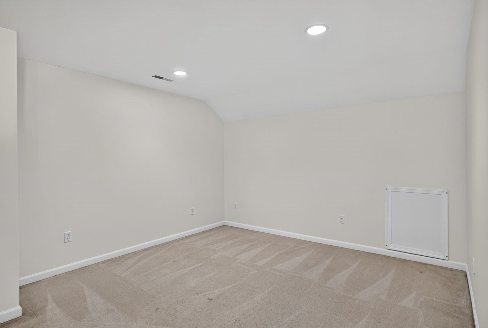 5 Highbank Trail Property Photo 27