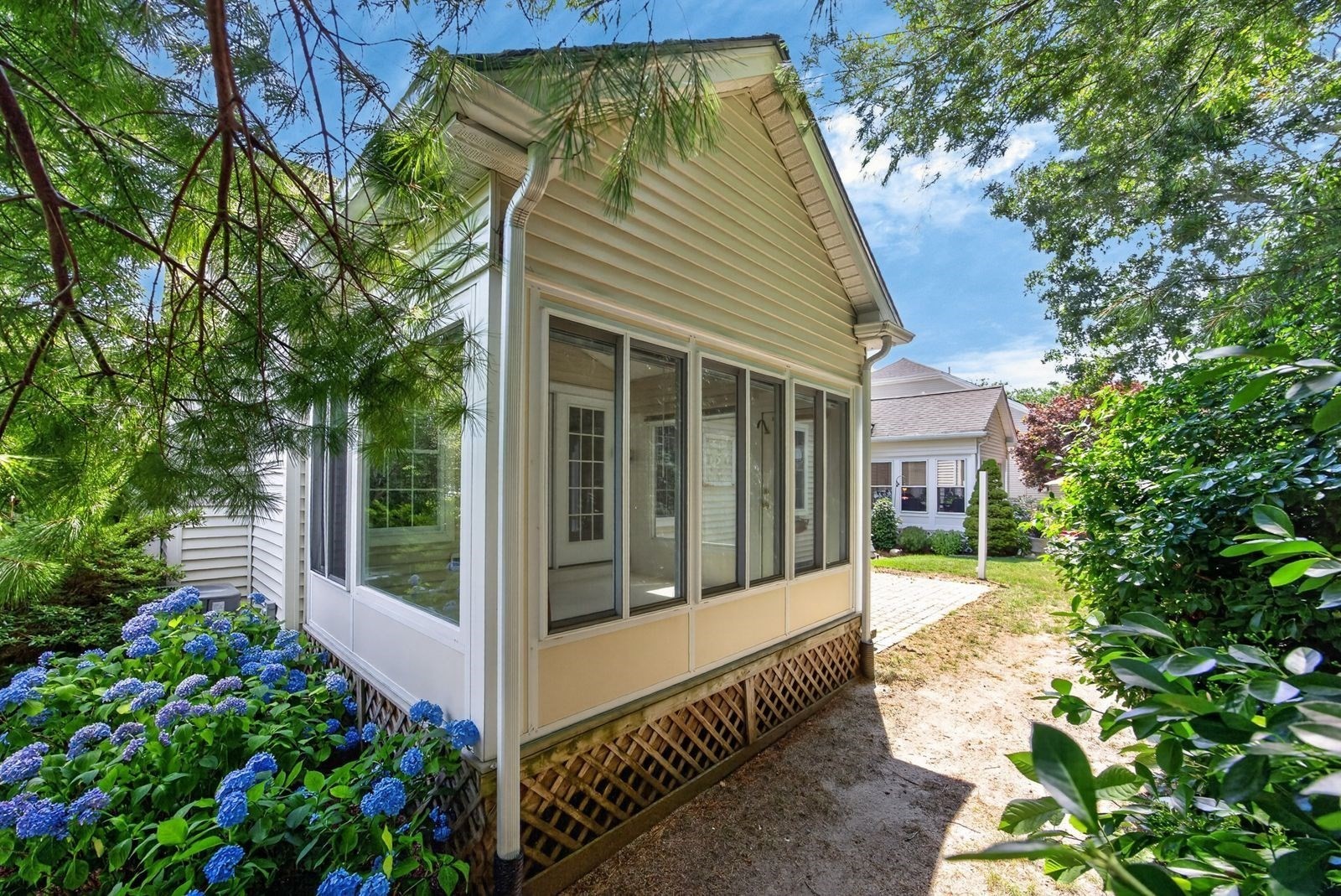 5 Highbank Trail Property Photo 34