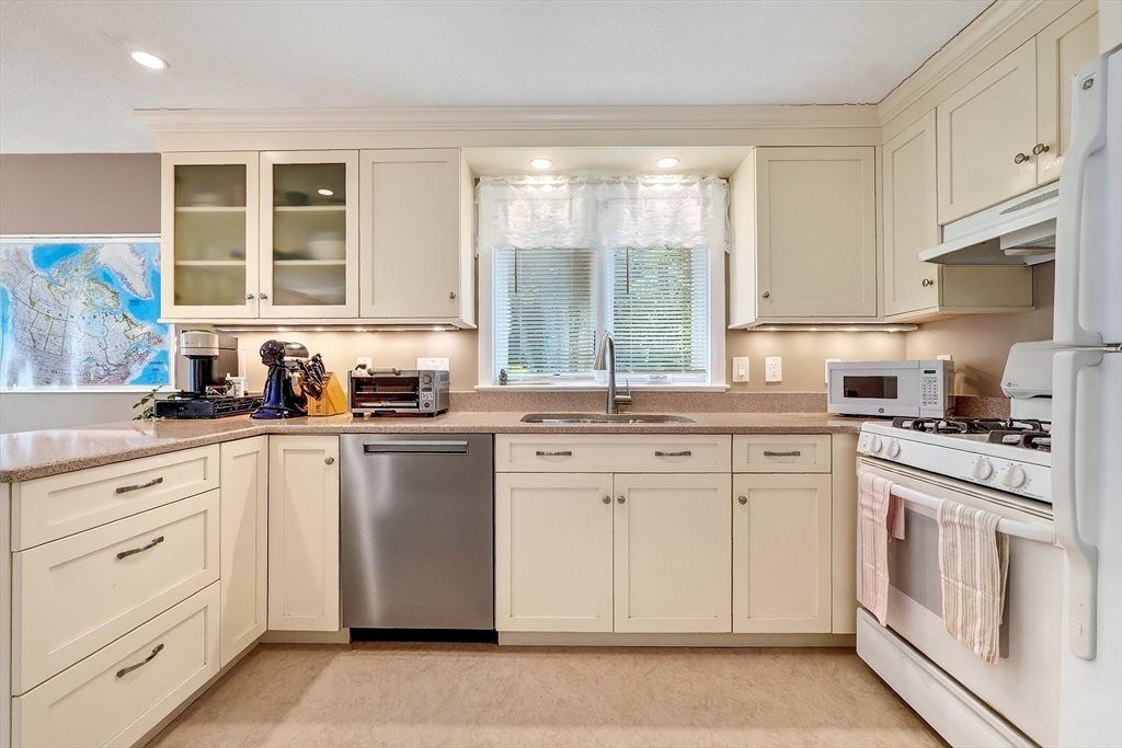 8 Pilgrim Drive # A Property Photo 12