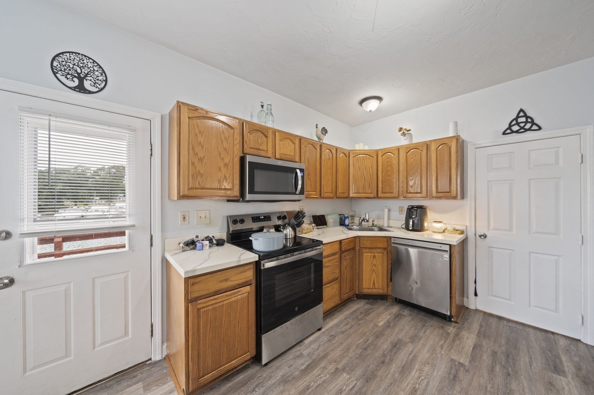 202 Commercial St Property Photo 5