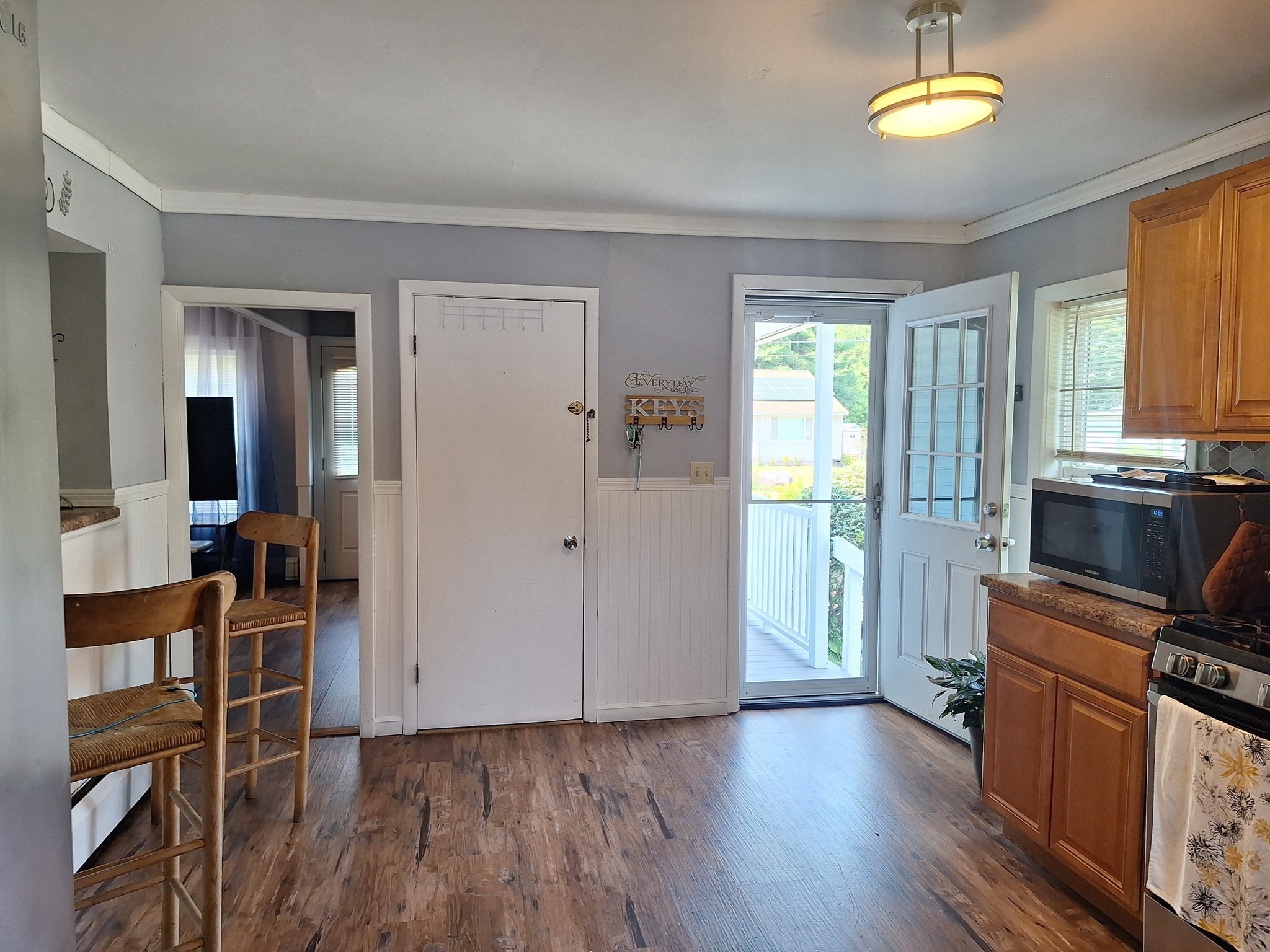 407 Clarendon St Property Photo 11