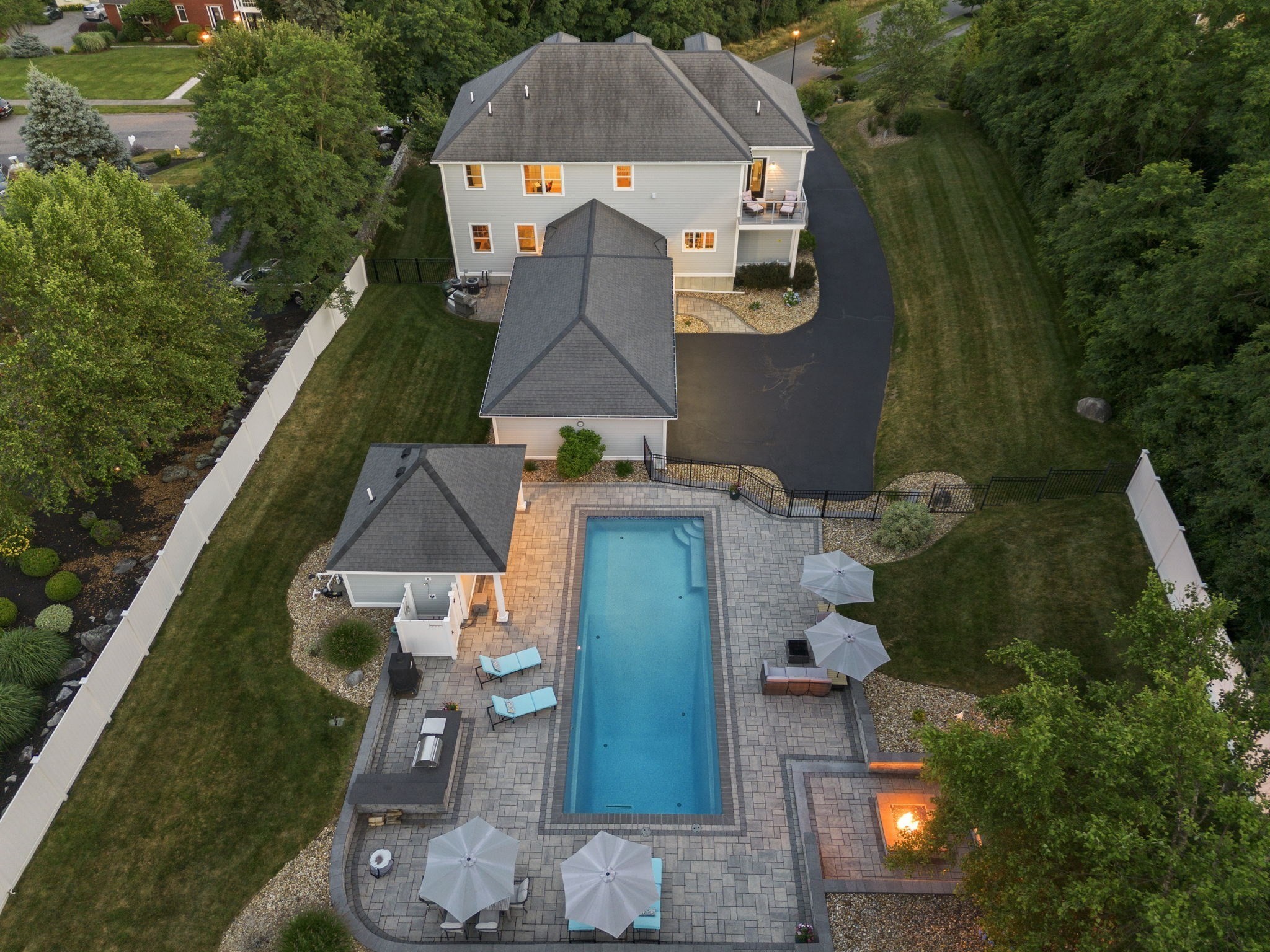 7 Bridle Spur Ln Property Photo 3