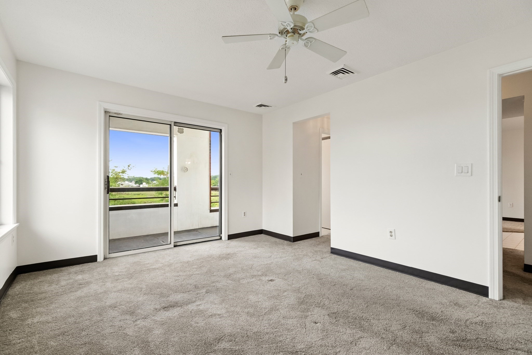 21 Margin St # 27 Property Photo 18