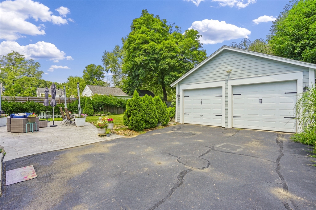 174 Hopkins Pl Property Photo 4