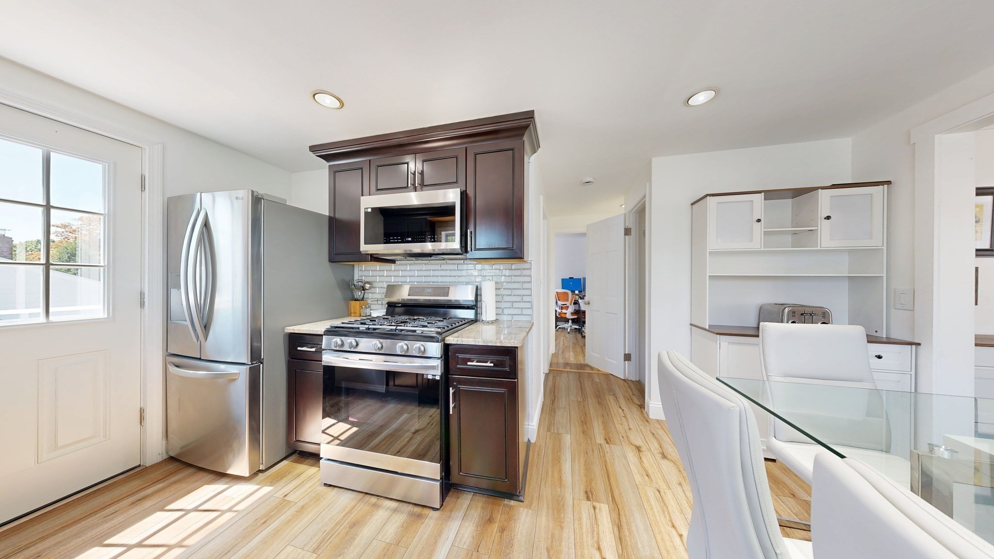 28 Deforest St Property Photo 8