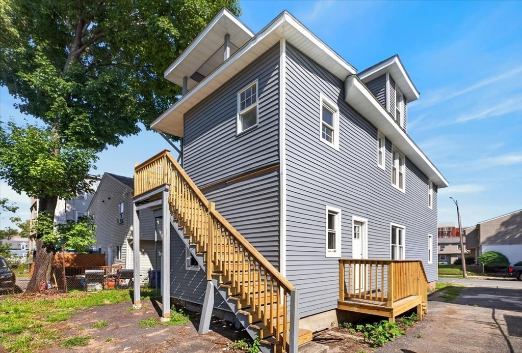 229 Quincy St Property Photo 4