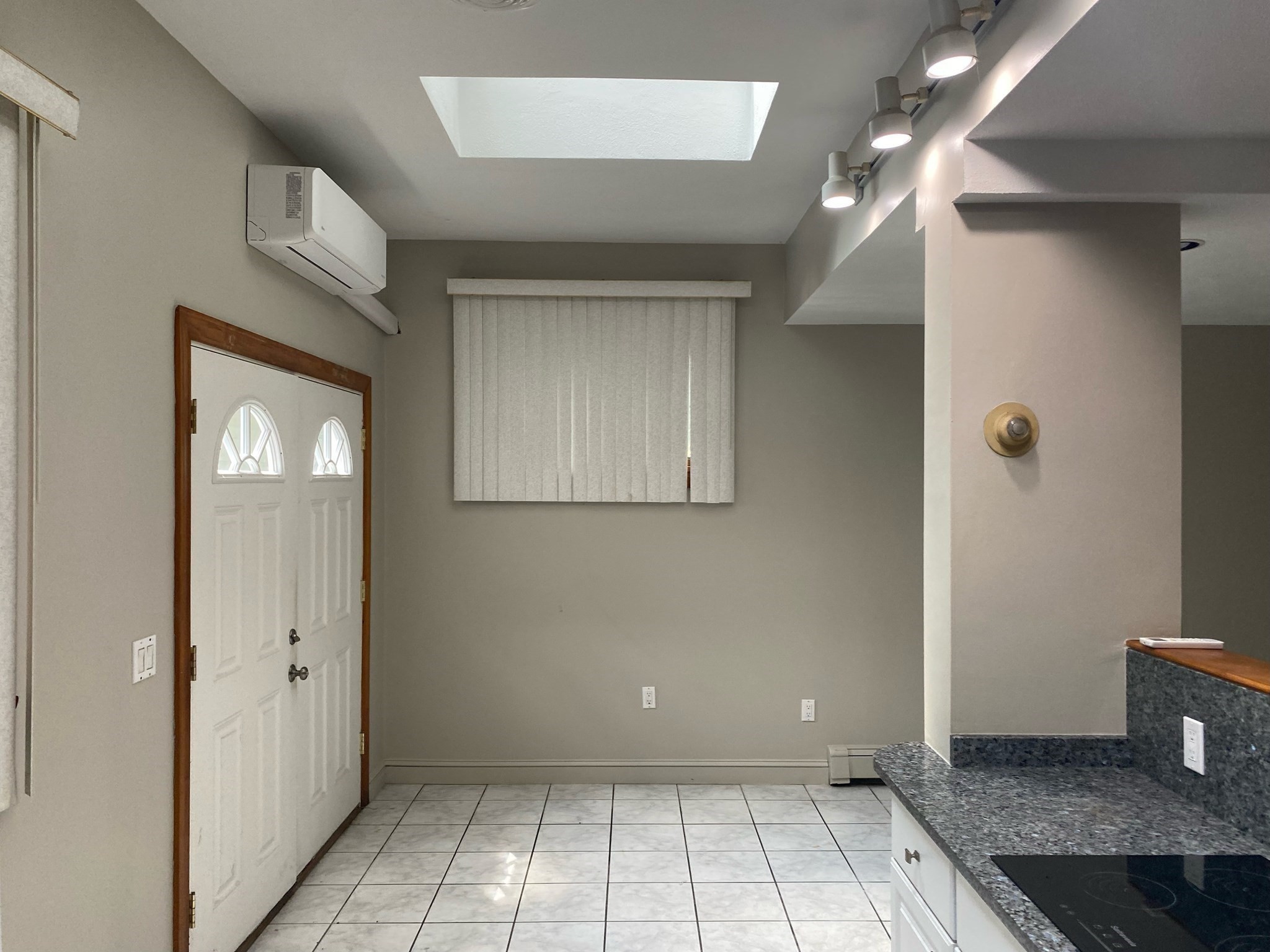 203 Gladstone Street # R Property Photo 3