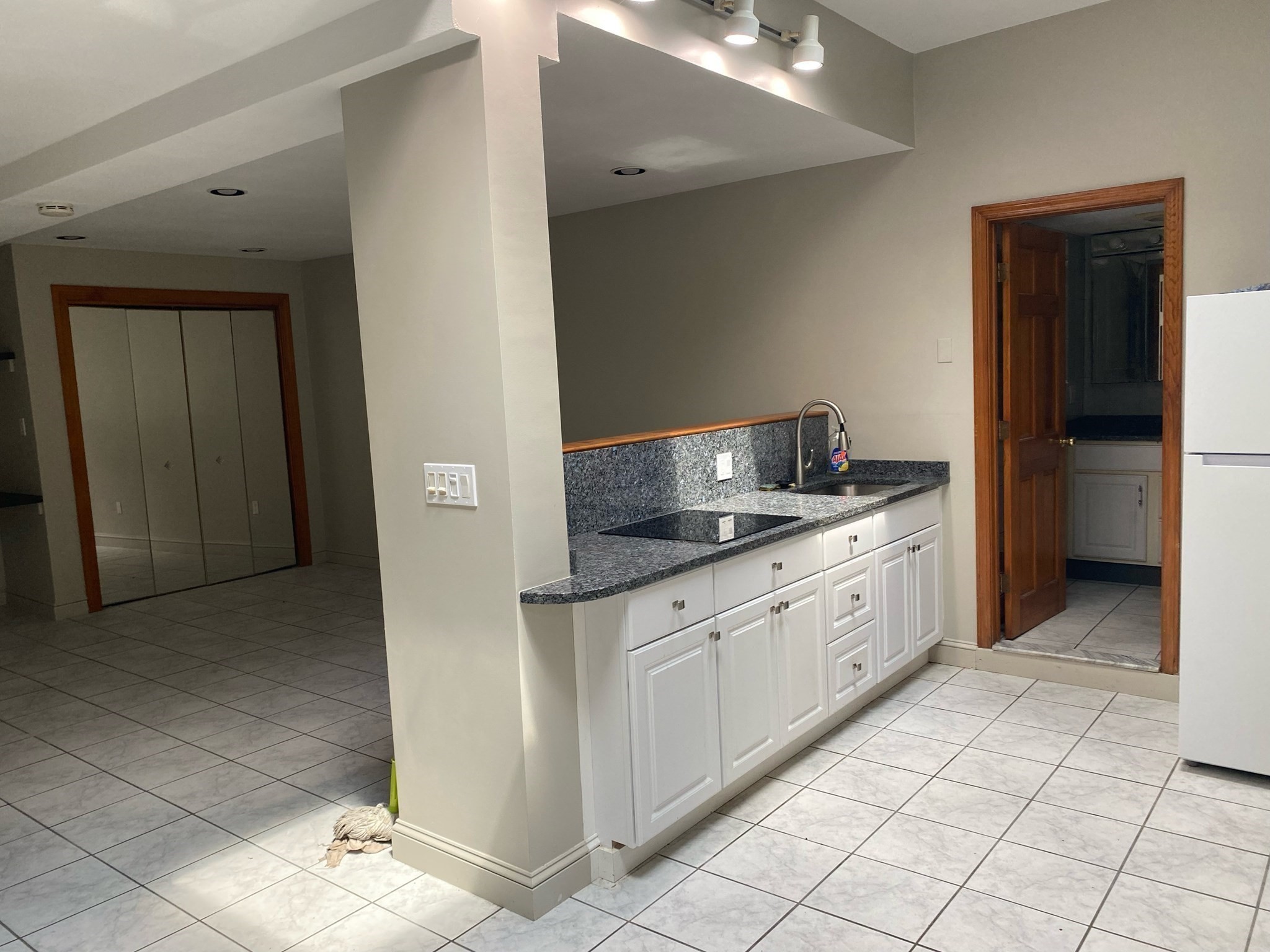 203 Gladstone Street # R Property Photo 4