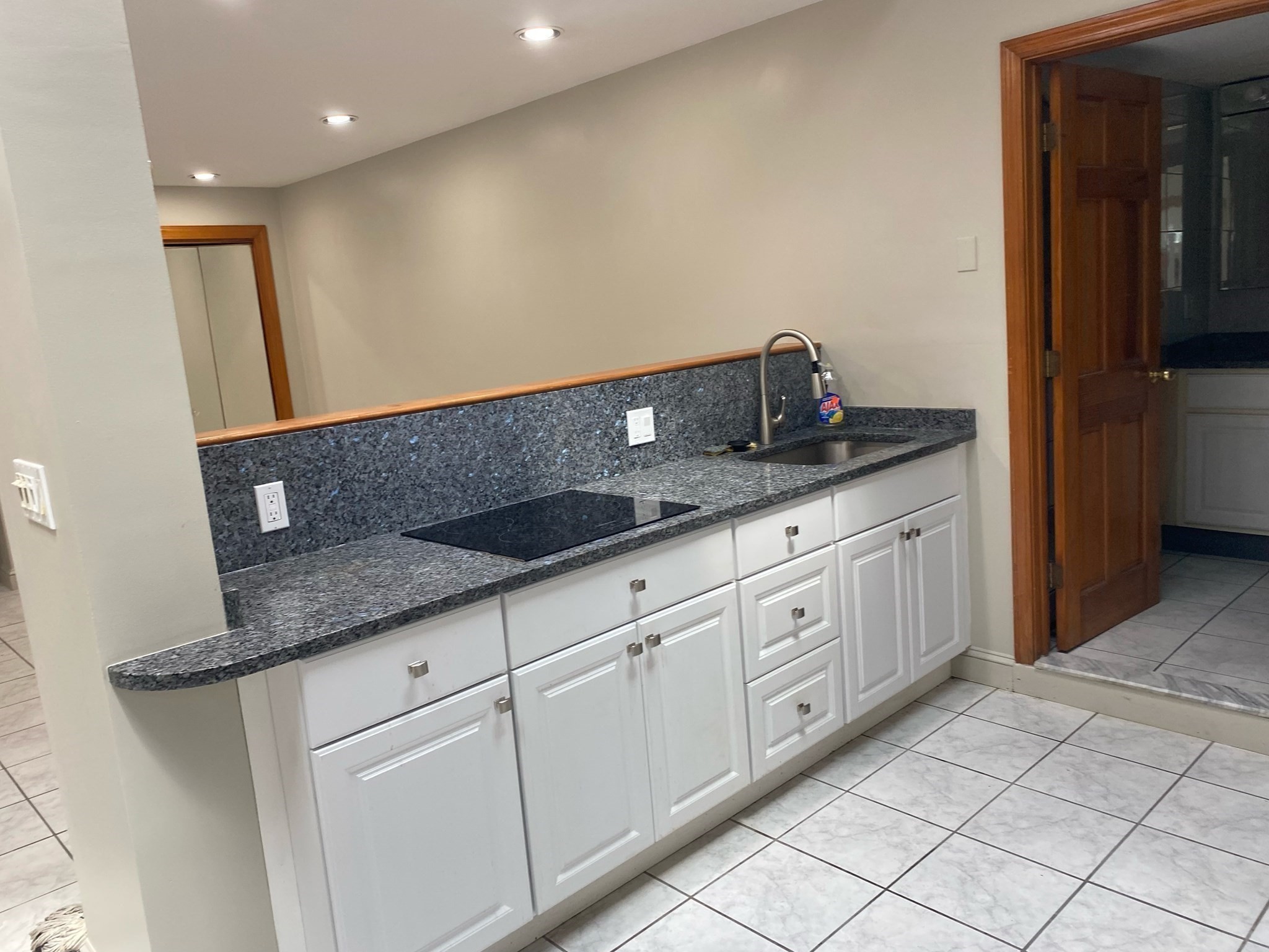 203 Gladstone Street # R Property Photo 5