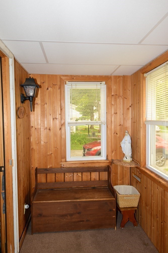 93 Pine St Property Photo 4