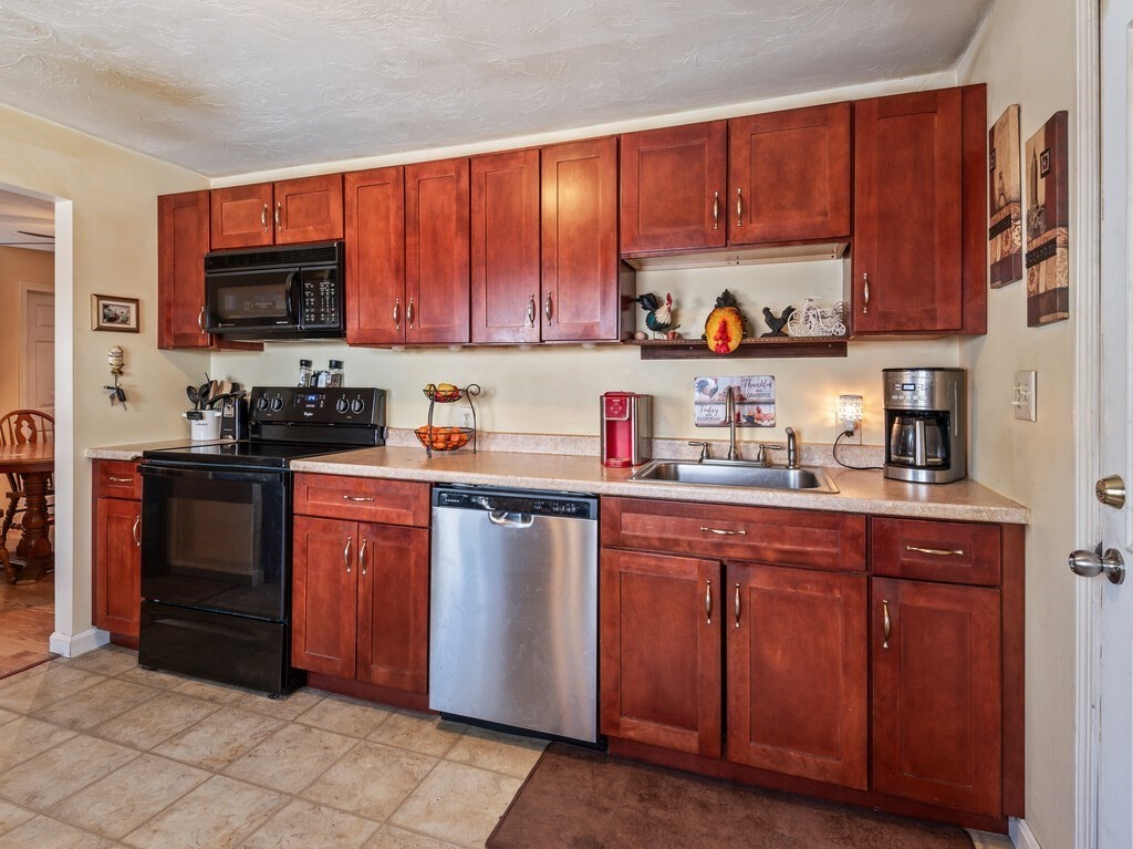 242 Pleasant Street Property Photo 10