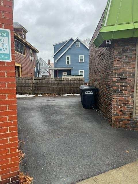 173 Pine St Property Photo 4