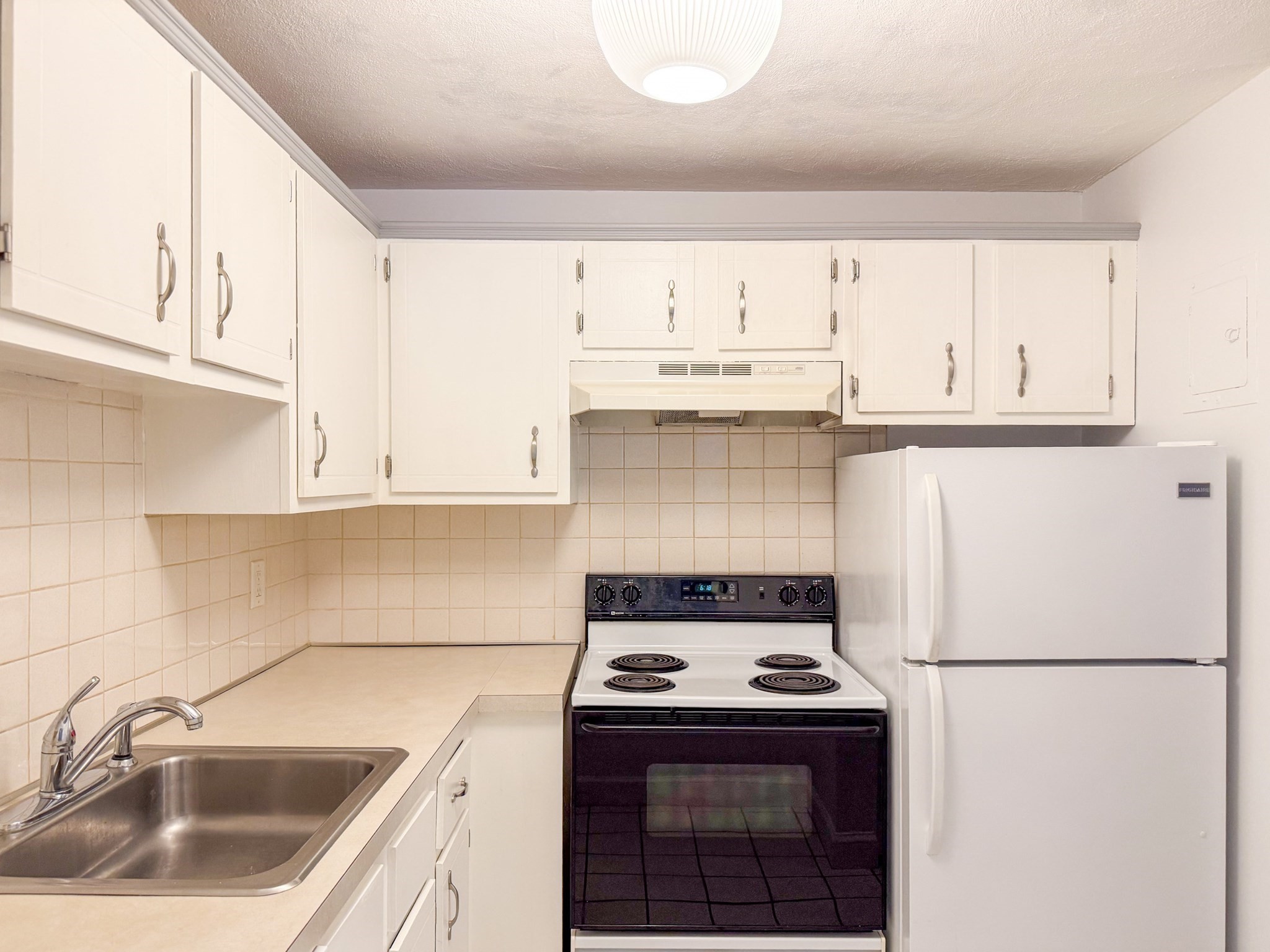 599 Old West Central St # D11 Property Photo 4