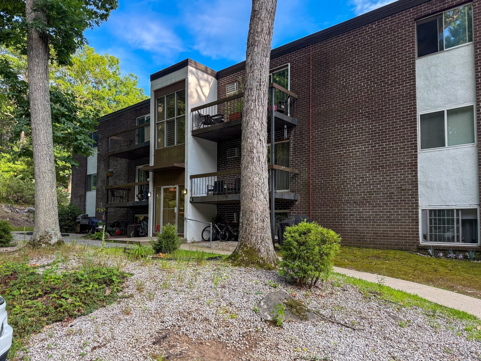 599 Old West Central St # D11 Property Photo 28