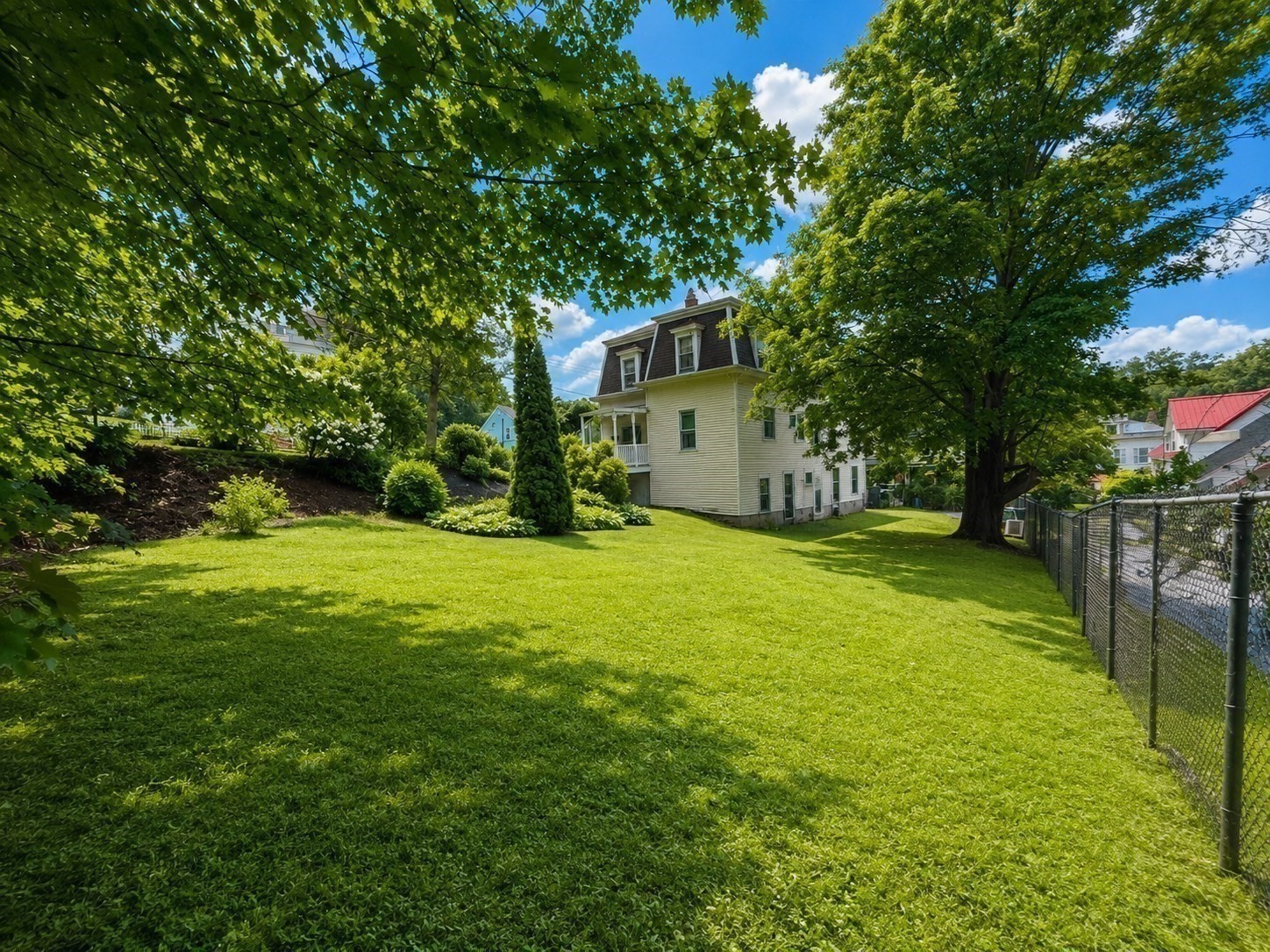 8 Hawes St Property Photo 4