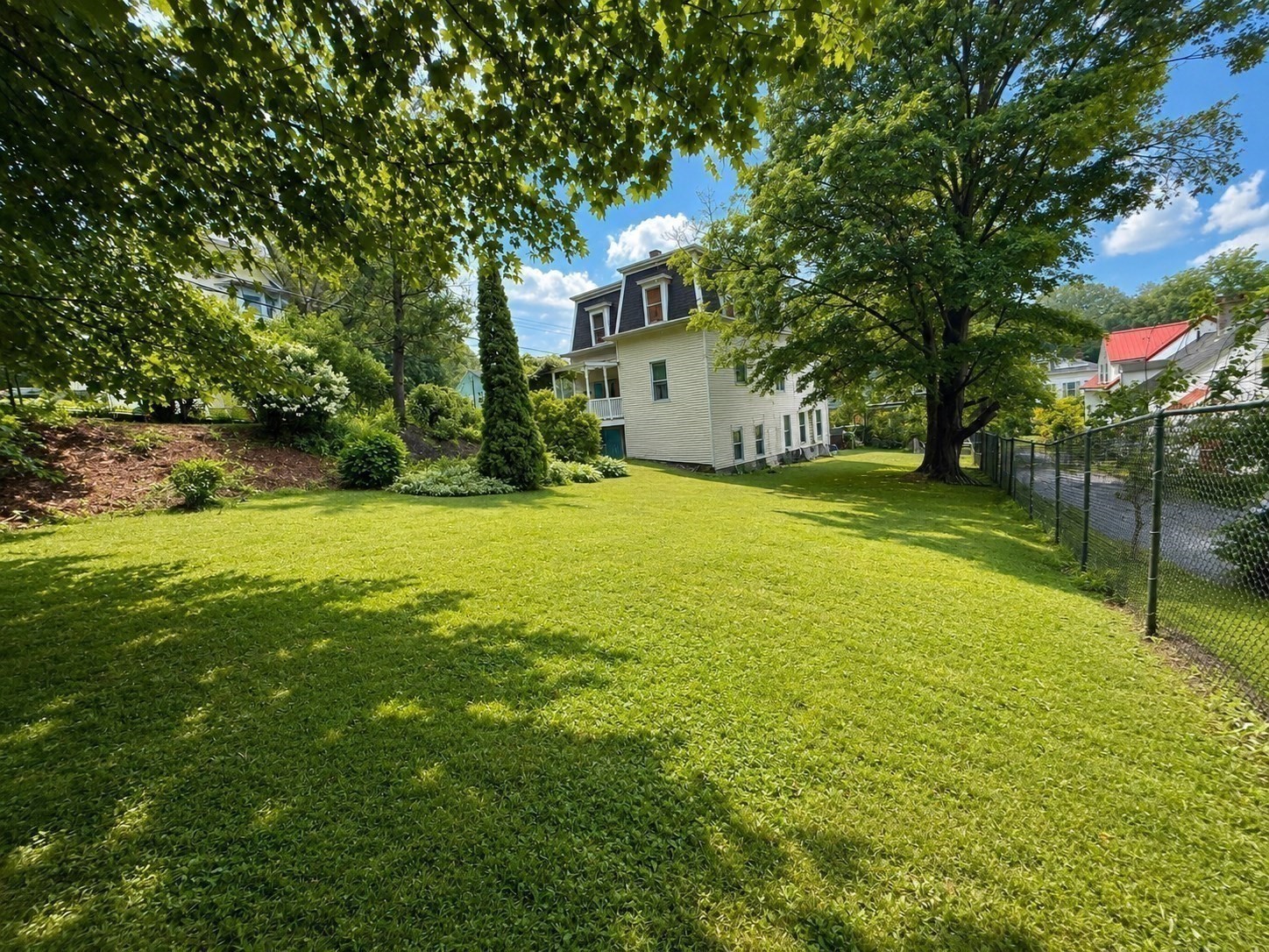 8 Hawes St Property Photo 5