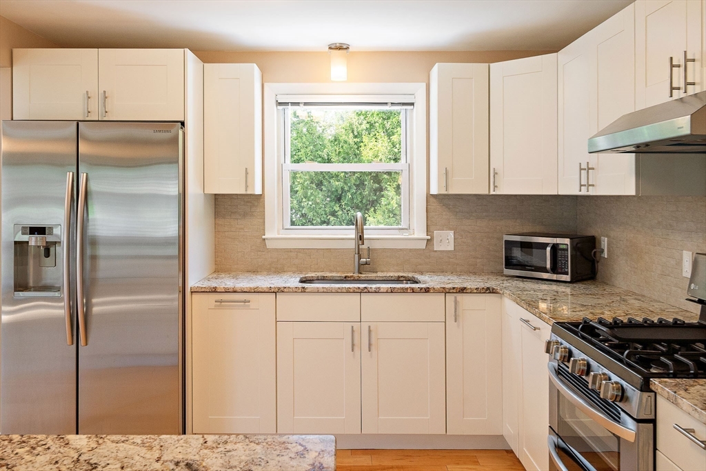 56 Winfield St Property Photo 6