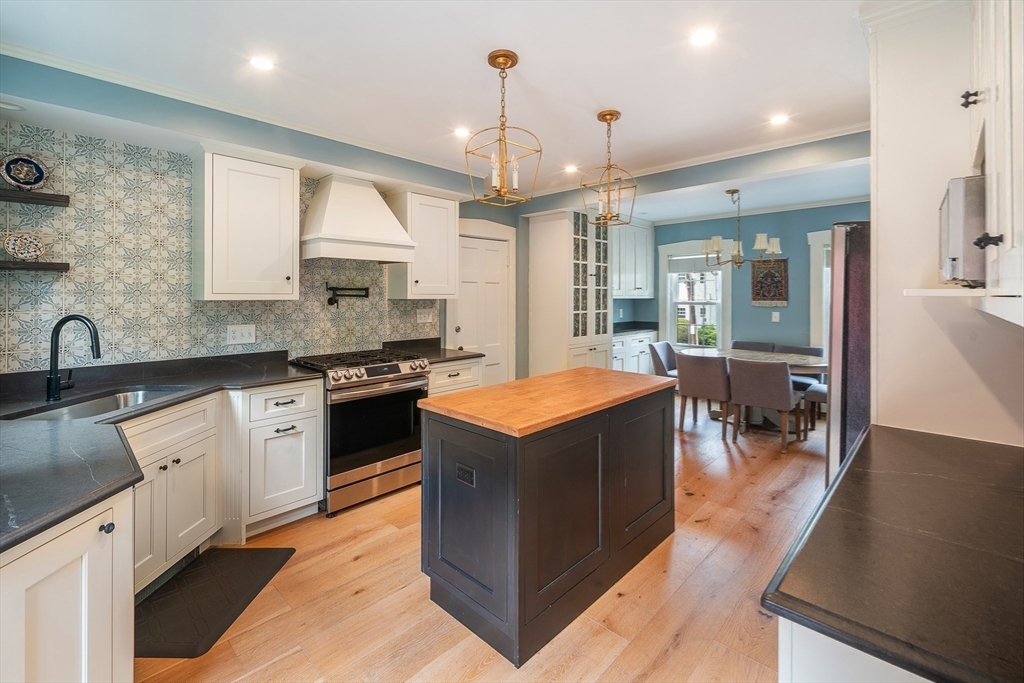 8 Oak Street Property Photo 4