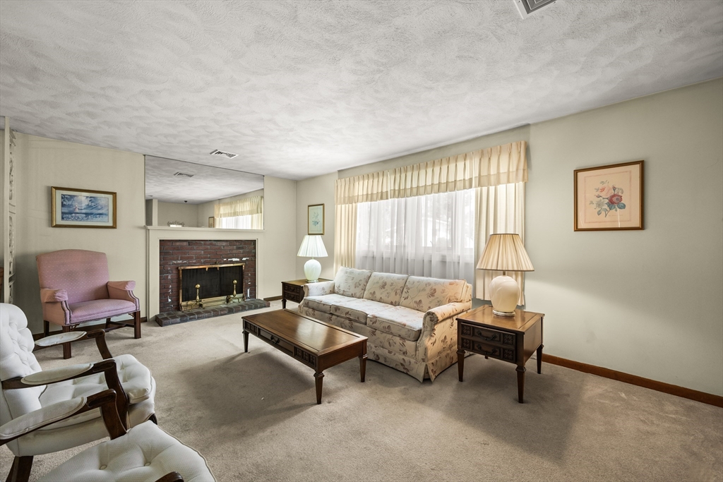 1372 Pleasant St Property Photo 8