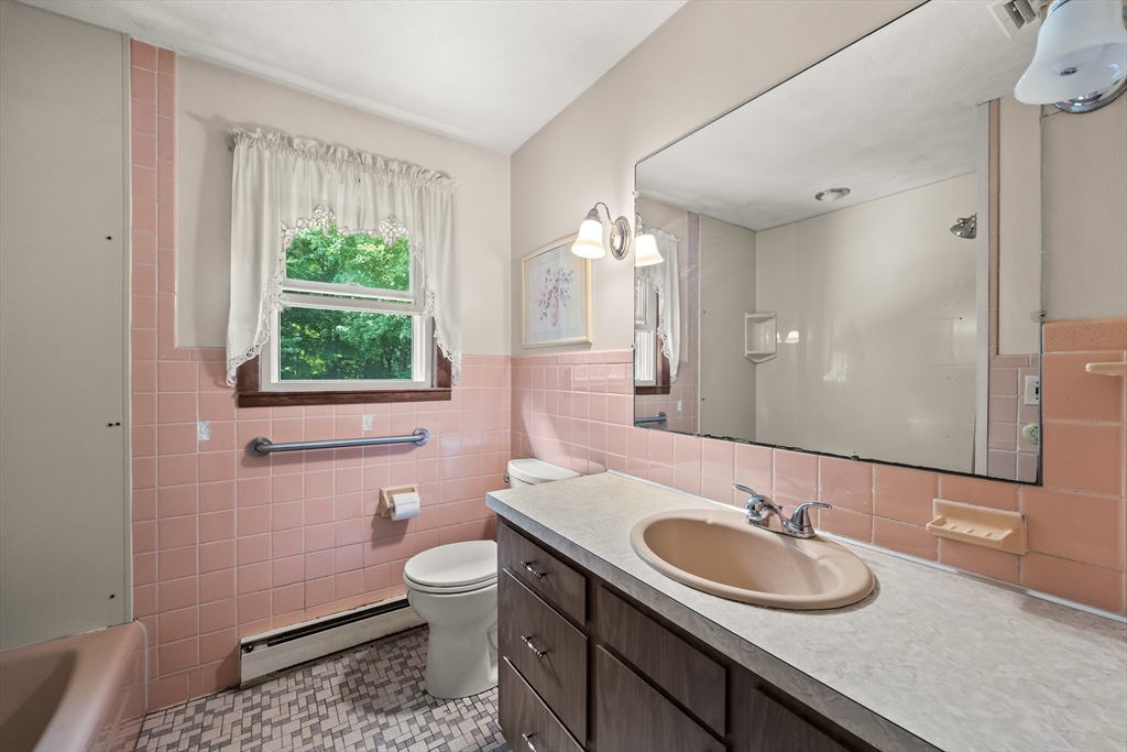 1372 Pleasant St Property Photo 13