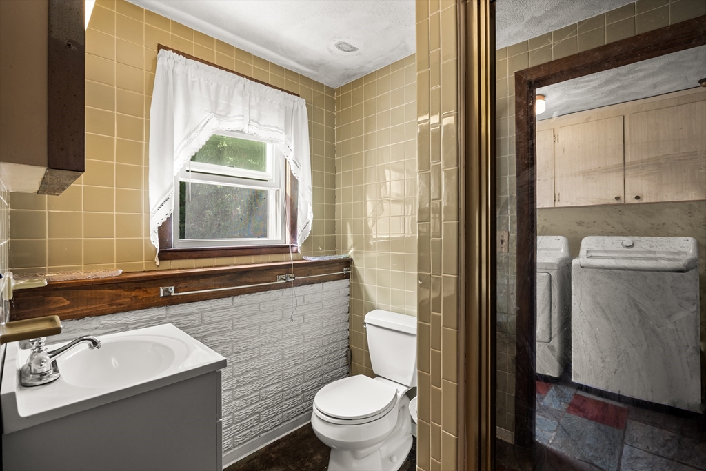 1372 Pleasant St Property Photo 21