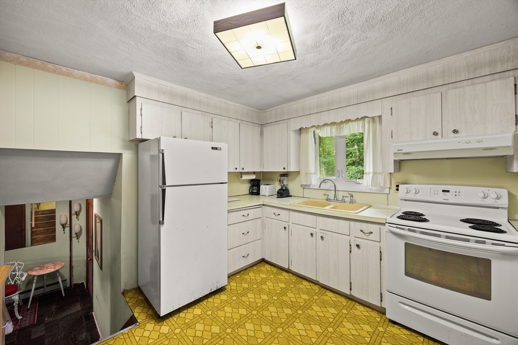 1372 Pleasant St Property Photo 24