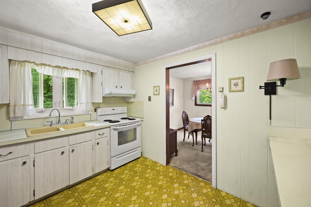 1372 Pleasant St Property Photo 25