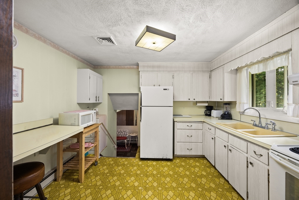 1372 Pleasant St Property Photo 27
