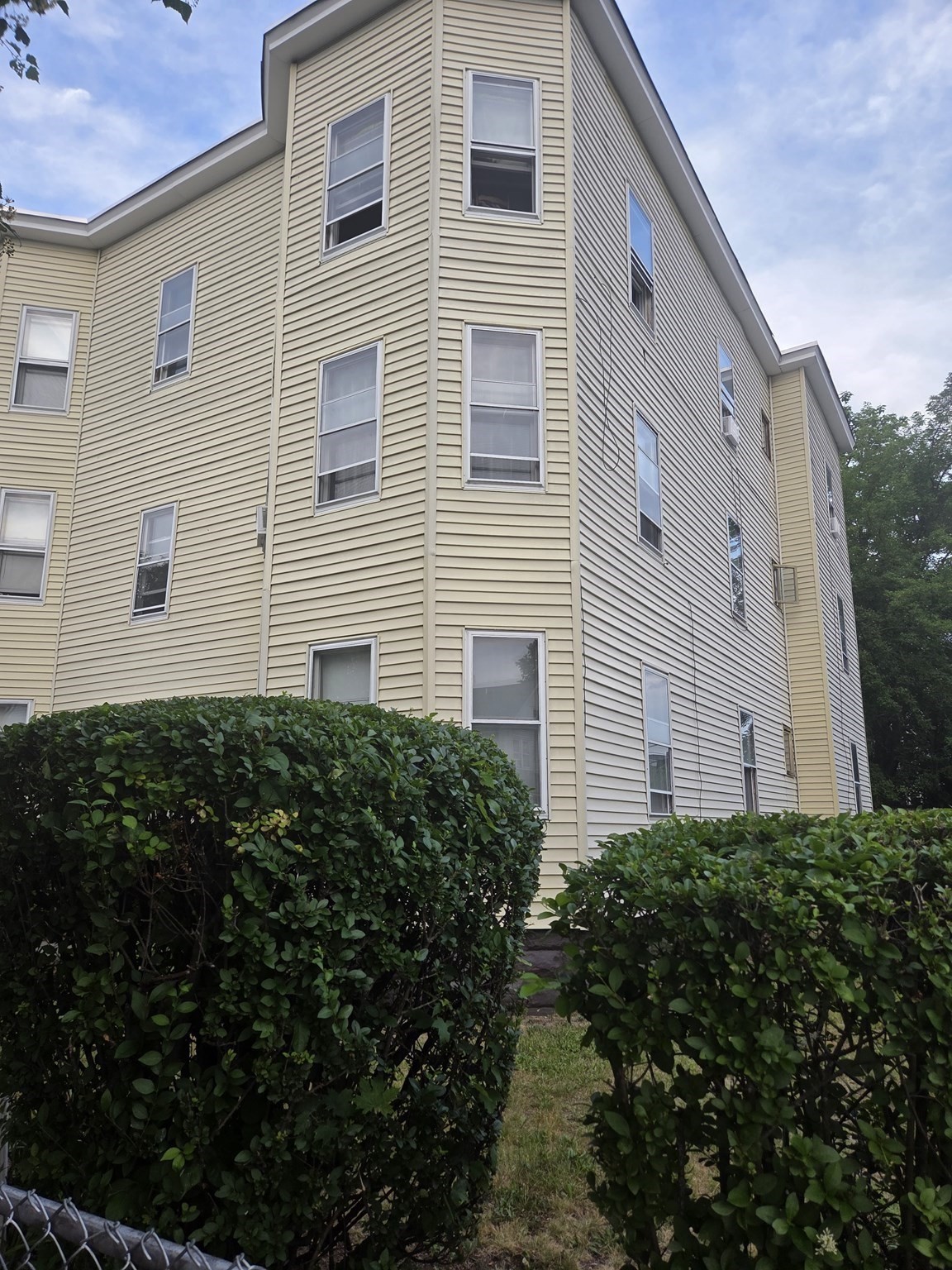 109 Grover St Property Photo 4