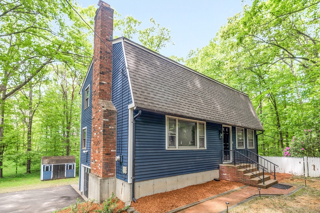9 Colonial Rd Property Photo 1